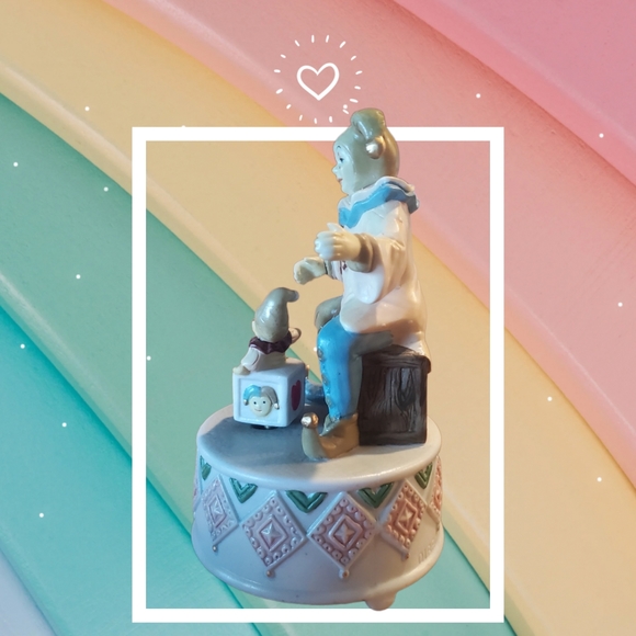 "It's A Small World" Porcelain Clown figurine Music Box - Picture 2 of 5